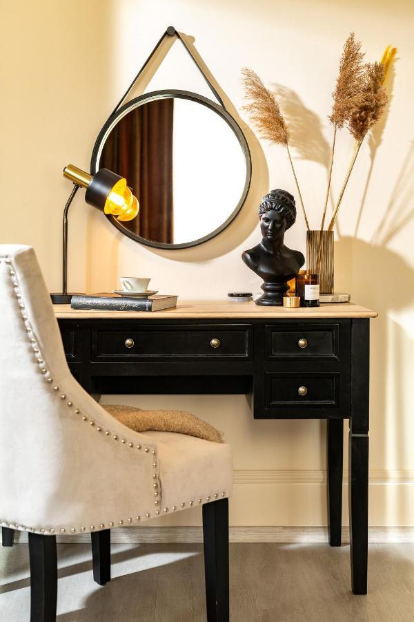 Qult - The Aristocrat * Bucarest